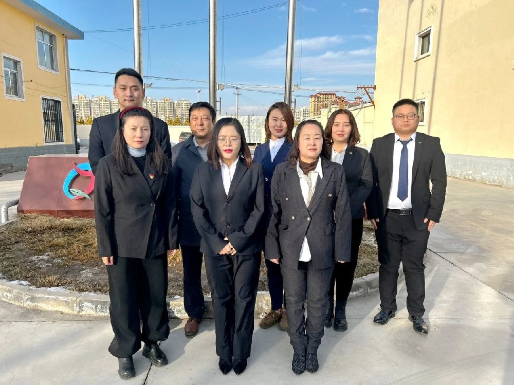 砥砺前行共奋进，团结一心向前进