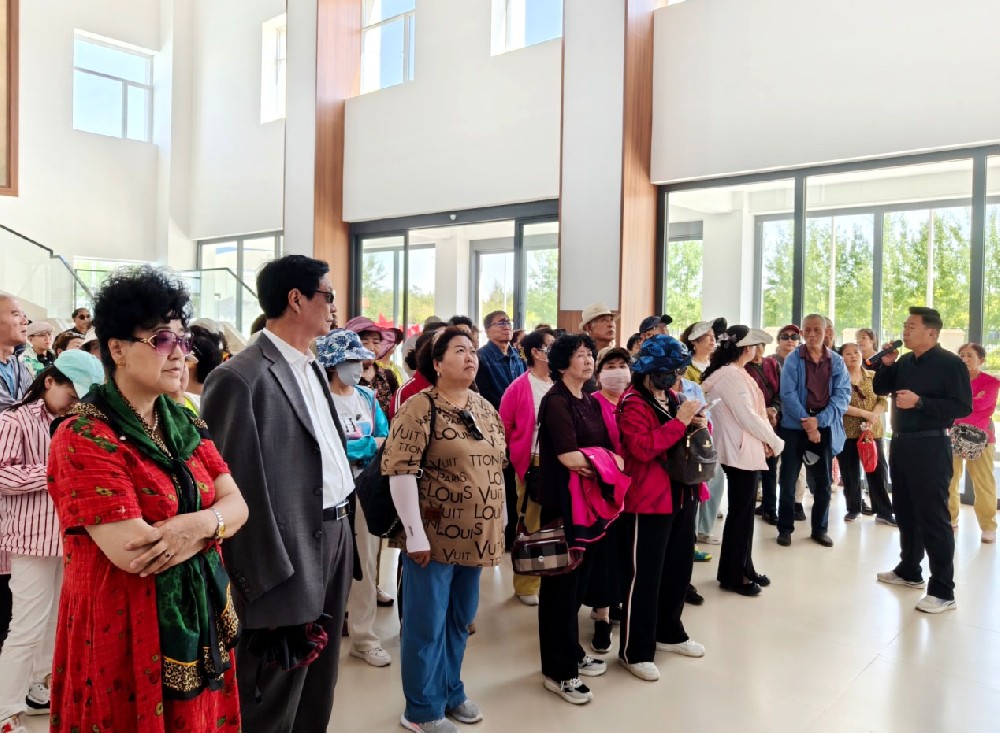退休职工参观传祁甘味乳业点赞甘肃现代化乳制品生产基地