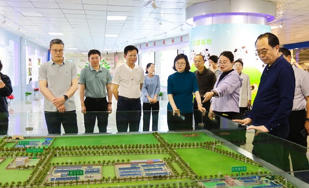 内蒙古自治区政协副主席张磊带领考察组到甘肃前进集团考察学习